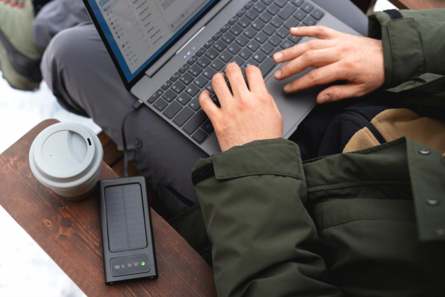 Estudiante trabajando con materiales financieros en diferentes formatos